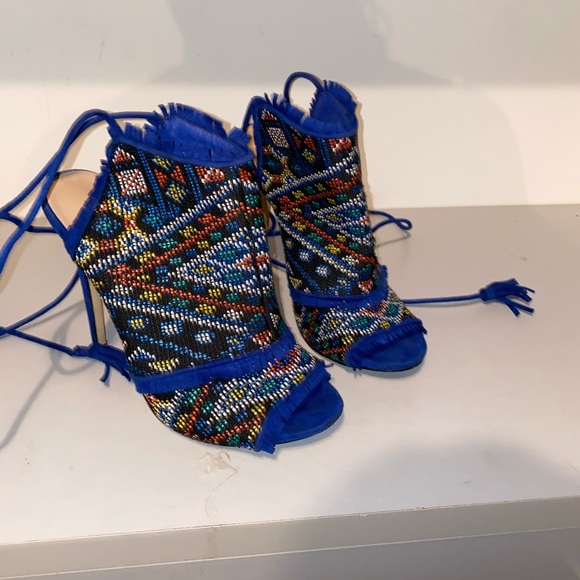 Beautiful Heel w/ unique design - Picture 2 of 4